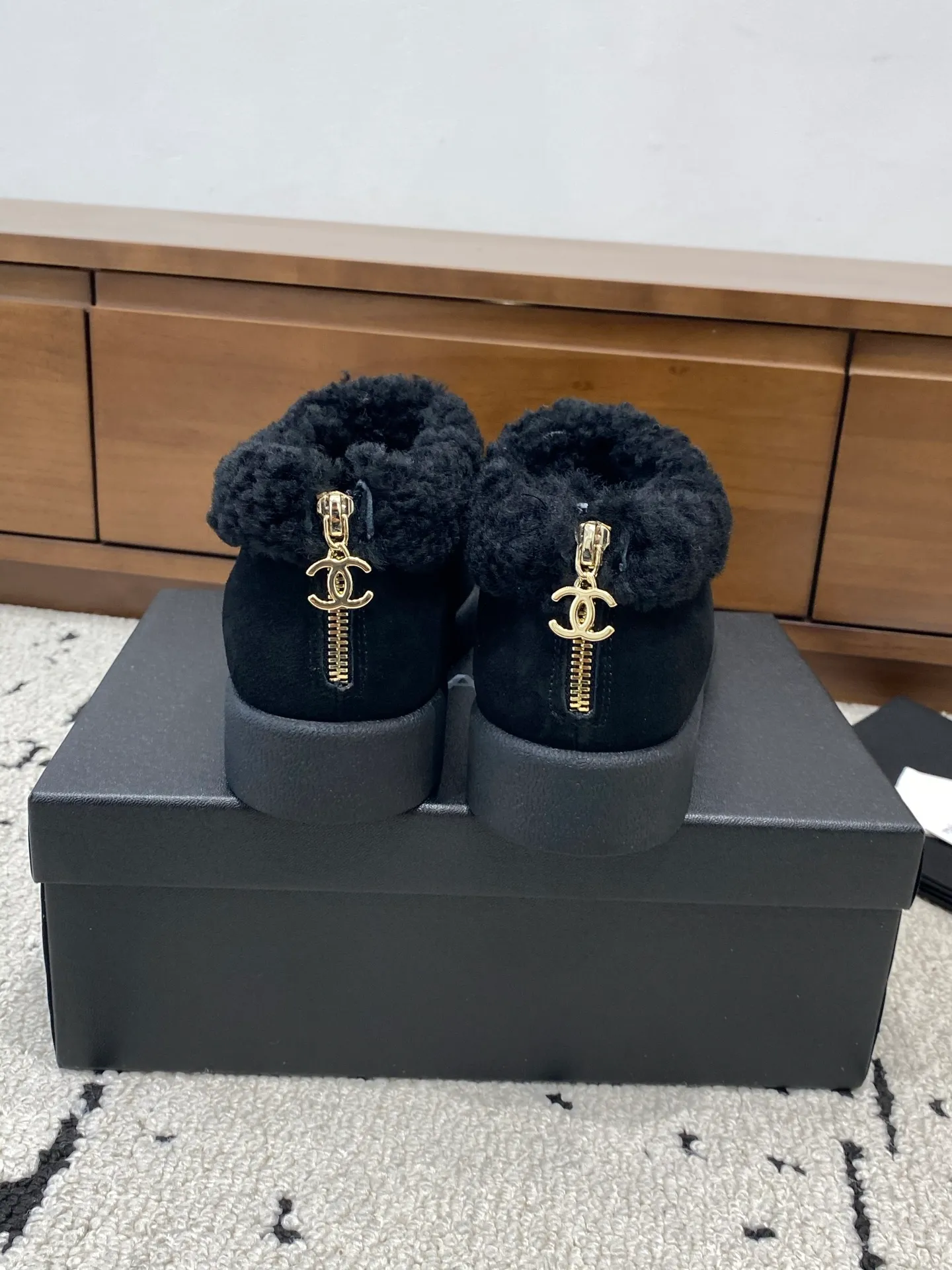 👟👟Ex-factory price 640👟👟 🍀Chanel 2025 autumn and winter style wool shoes Chanel new autumn and winter genuine wool slippers and boots Xiaoxiang 2025 autumn and winter one of the most beautiful snow boots Classic, beautiful and warm snow boots ❤️super warm! It's enough to have it this winter, it's really beautiful and fairy~ Materials and craftsmanship: The upper is made of custom sheepskin/wool/sheepskin, and the inner pads are all made of wool. It feels very soft and comfortable! The sole is the original TPU outsole Size: 35-39 (40.41 customized, non-refundable)